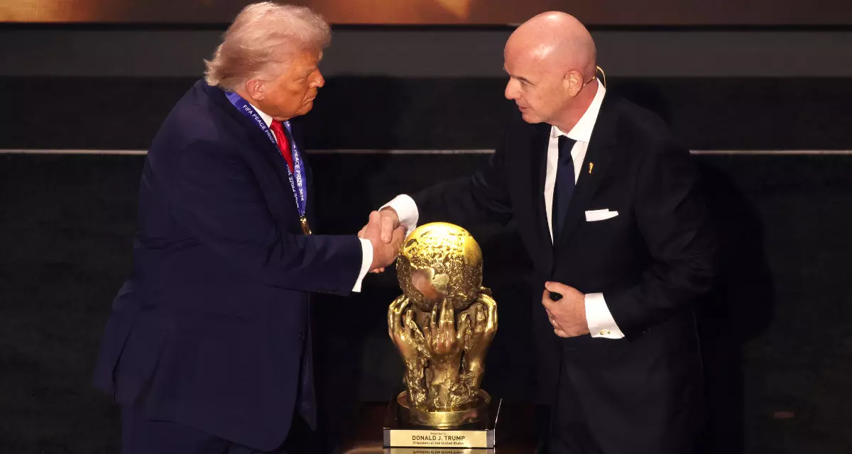 FIFA-Präsident Gianni Infantino überreicht US-Präsident Donald Trump den FIFA-Friedenspreis. Foto: picture alliance / empics | Sam Corum FIFA-Präsident Gianni Infantino überreicht US-Präsident Donald Trump den FIFA-Friedenspreis. Foto: picture alliance / empics | Sam Corum